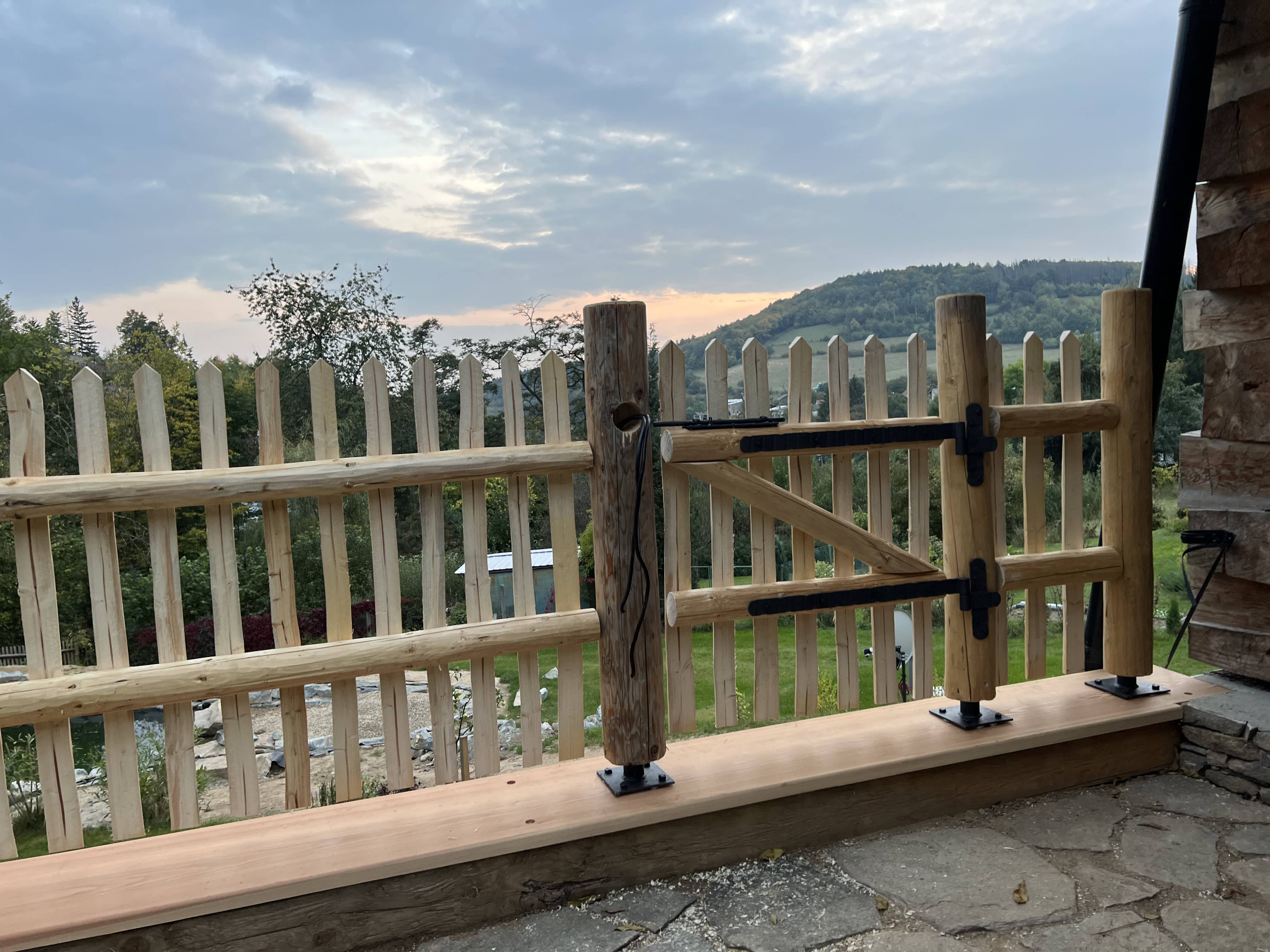 Obrázek 6 / Dřevěné ploty - ručně opracovaný   - realizace Skornice 10-2020